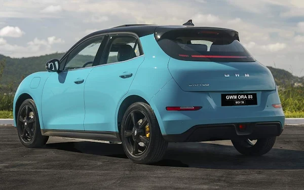 GWM Ora 03 BEV58 2027: preço, autonomia e ficha técnica Comparativo visual entre GWM Ora 03 BEV58 2027 e BYD Dolphin Plus em estacionamento urbano