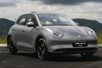 Interior do GWM Ora 03 BEV58 2027, painel digital, central multimídia e volante multifuncional