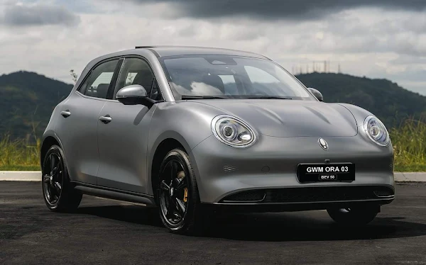 Interior do GWM Ora 03 BEV58 2027, painel digital, central multimídia e volante multifuncional