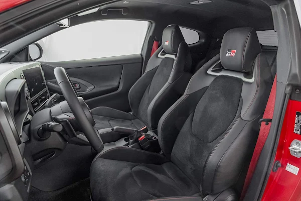 Toyota GR Yaris 2026: preço de R$ 354.990 e chegada Bancos esportivos do Toyota GR Yaris 2026 em Alcantara preta com logo GR