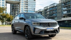 Renault Koleos 2026 vista lateral em cenário urbano