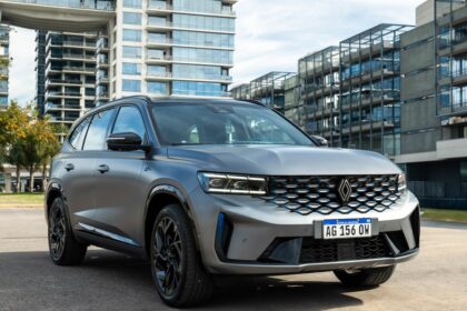 Renault Koleos 2026 vista lateral em cenário urbano