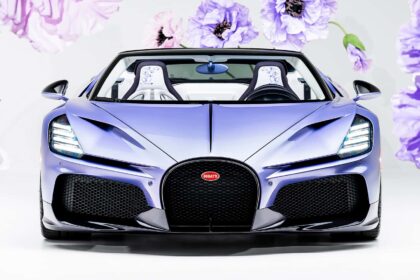 Bugatti W16 Mistral Caroline vista frontal com pintura Lavender exclusiva