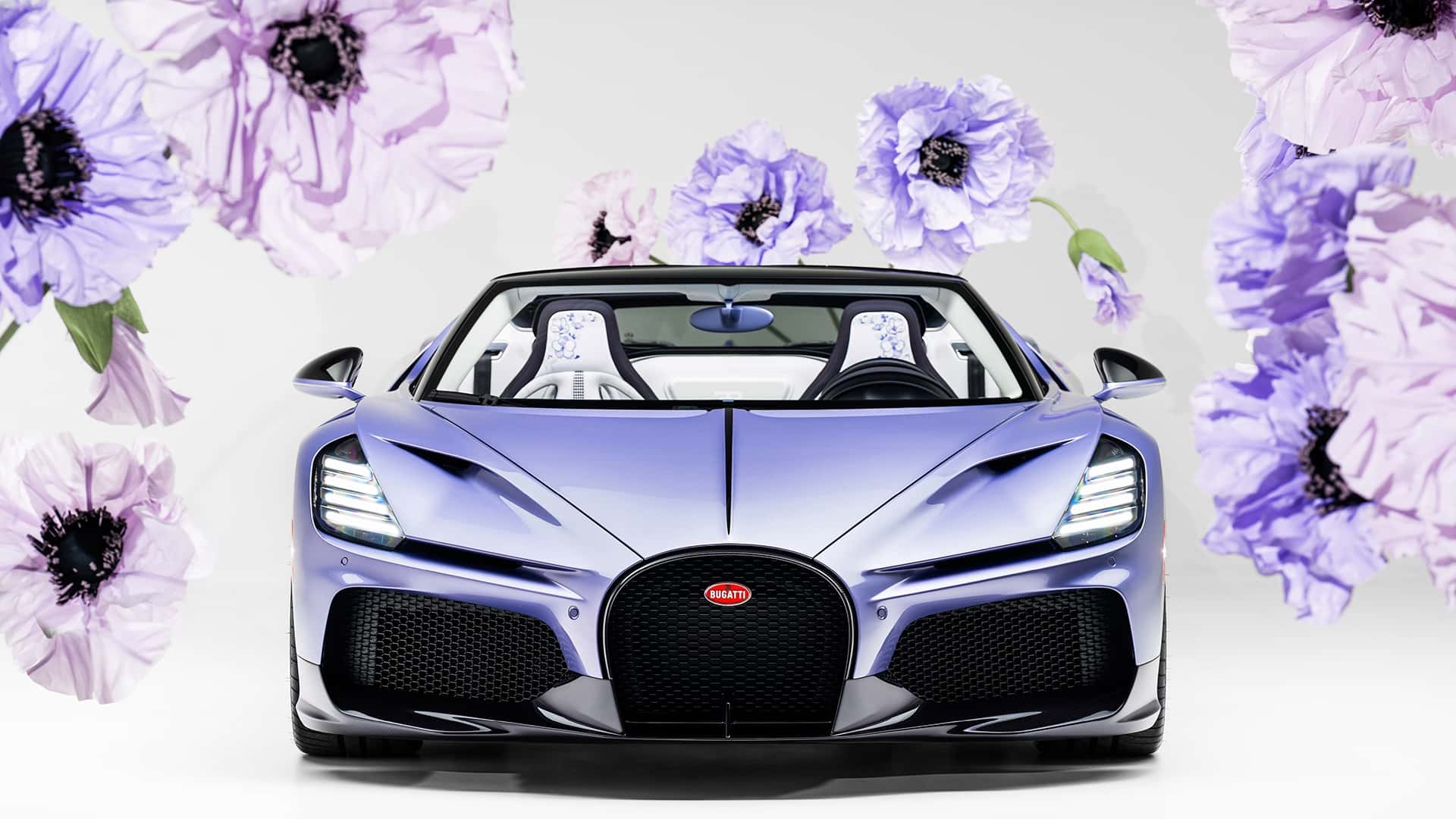Detalhe do design Sur Mesure do Bugatti Mistral Caroline com flores pintadas à mão