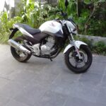 Honda CB 300R branca vista frontal lateral estacionada no Brasil