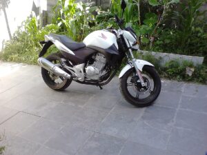Honda CB 300R branca vista frontal lateral estacionada no Brasil