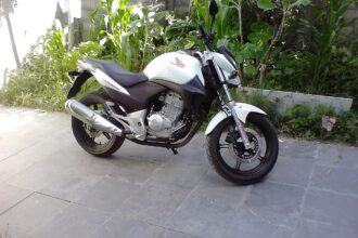 Honda CB 300R branca vista frontal lateral estacionada no Brasil