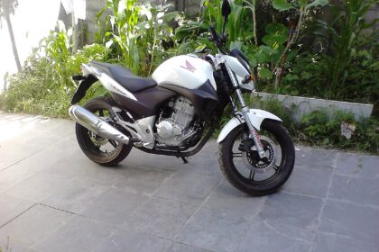 Honda CB 300R branca vista frontal lateral estacionada no Brasil