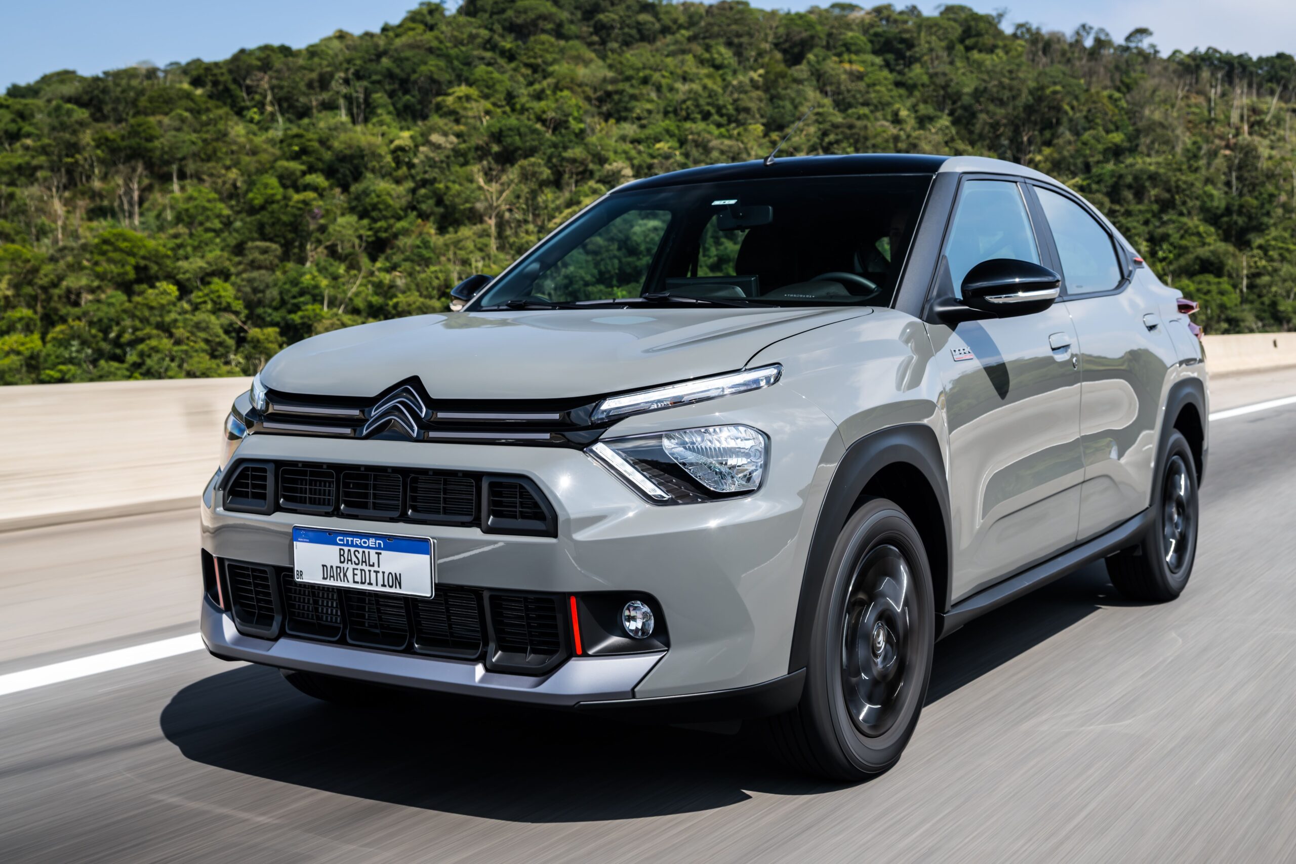 Stellantis vai lançar 7 carros híbridos no Brasil em 2026; veja quais Citroën Basalt Dark Edition 2026 que receberá Bio-Hybrid