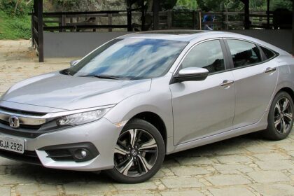 Honda Civic G10 Touring 2017 prata vista frontal lateral com placa brasileira
