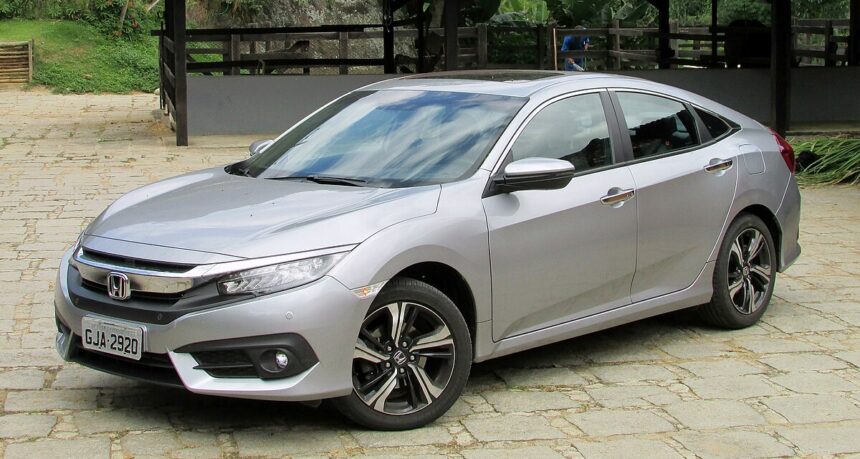 Honda Civic G10 Touring 2017 prata vista frontal lateral com placa brasileira