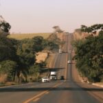 Rodovia brasileira cercada por arvores no Acre - consultar placa Detran AC