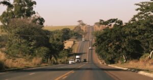 Rodovia brasileira cercada por arvores no Acre - consultar placa Detran AC