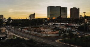 Transito em Brasilia com predios ao fundo - consultar placa Detran DF