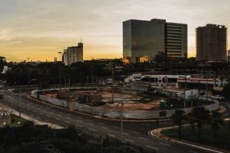 Transito em Brasilia com predios ao fundo - consultar placa Detran DF