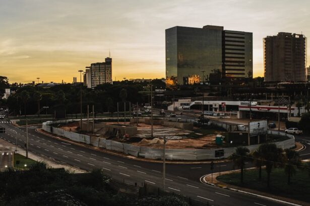 Transito em Brasilia com predios ao fundo - consultar placa Detran DF