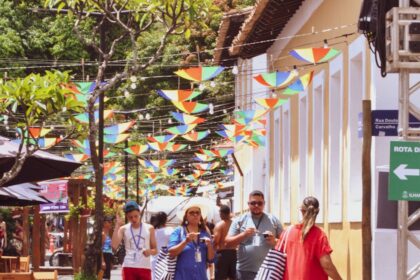 Ruas coloridas do centro historico de Sao Luis do Maranhao - consultar placa Detran MA