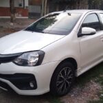 Toyota Etios 1.5 XLS 2018 hatch branco vista frontal lateral fabricado no Brasil
