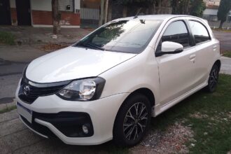 Toyota Etios 1.5 XLS 2018 hatch branco vista frontal lateral fabricado no Brasil