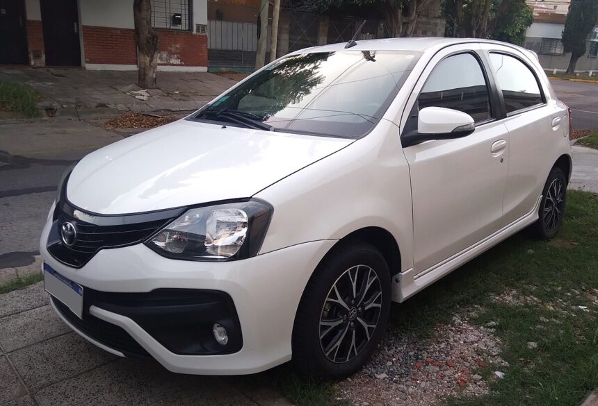 Toyota Etios 1.5 XLS 2018 hatch branco vista frontal lateral fabricado no Brasil