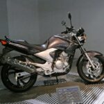 Yamaha Fazer 250 YS250 prata vista lateral completa no museu Yamaha