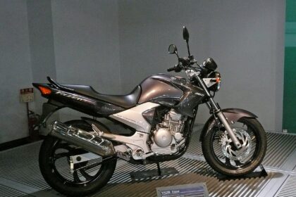 Yamaha Fazer 250 YS250 prata vista lateral completa no museu Yamaha