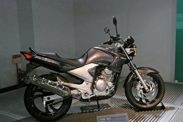 Yamaha Fazer 250 YS250 prata vista lateral completa no museu Yamaha