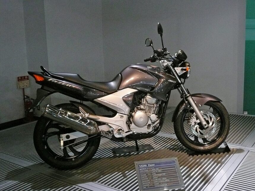 Yamaha Fazer 250 YS250 prata vista lateral completa no museu Yamaha