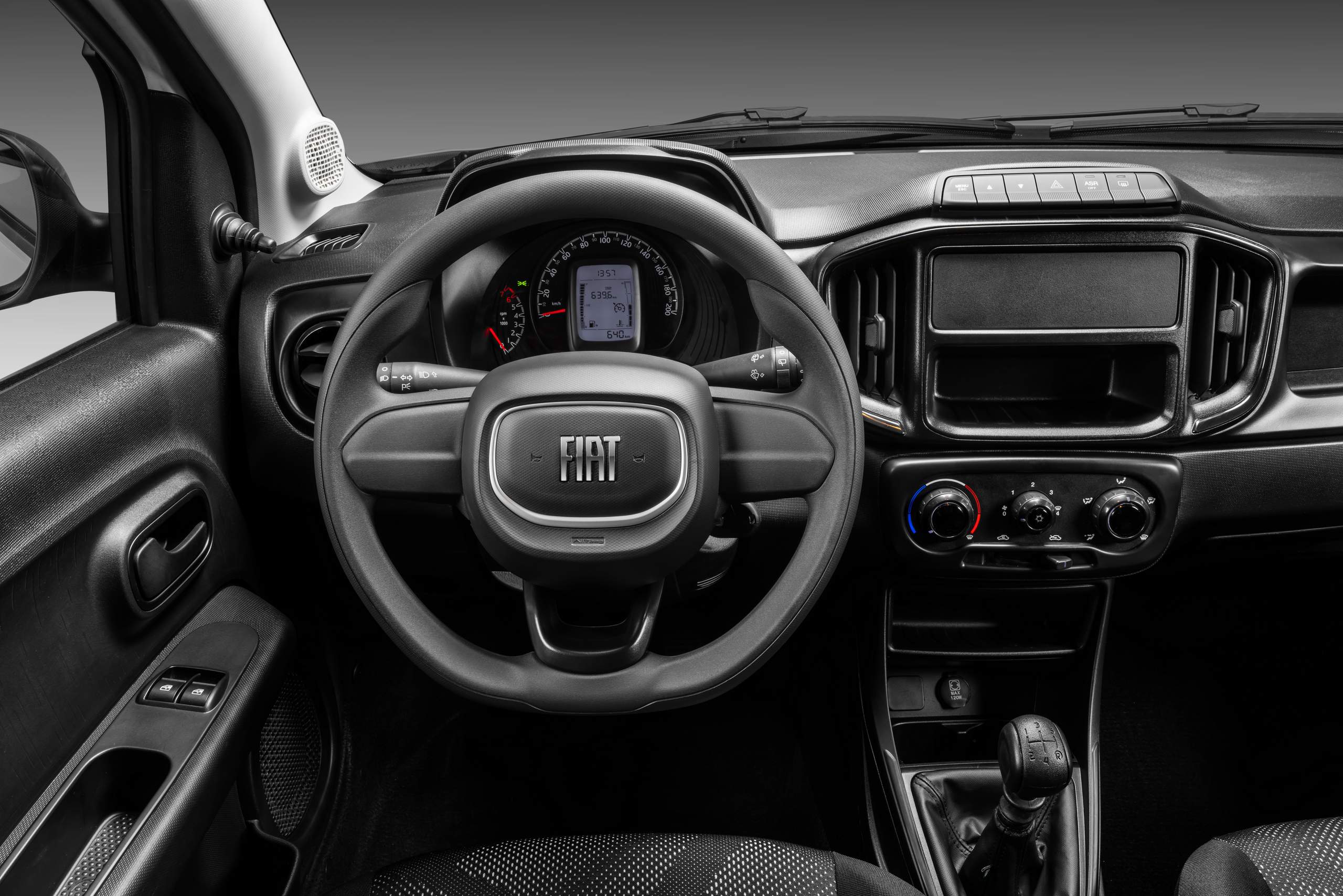 Interior do Fiat Mobi 2026 — painel renovado e novo volante