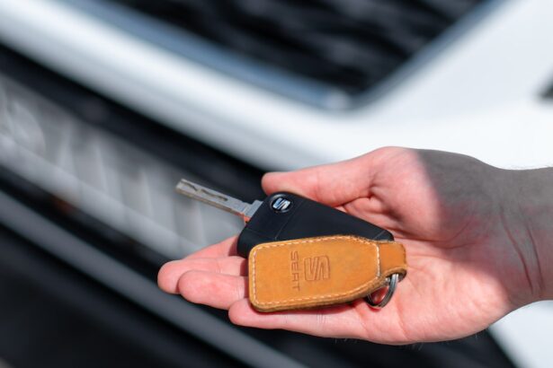 Golpes na compra de carros usados - chave de carro sendo entregue