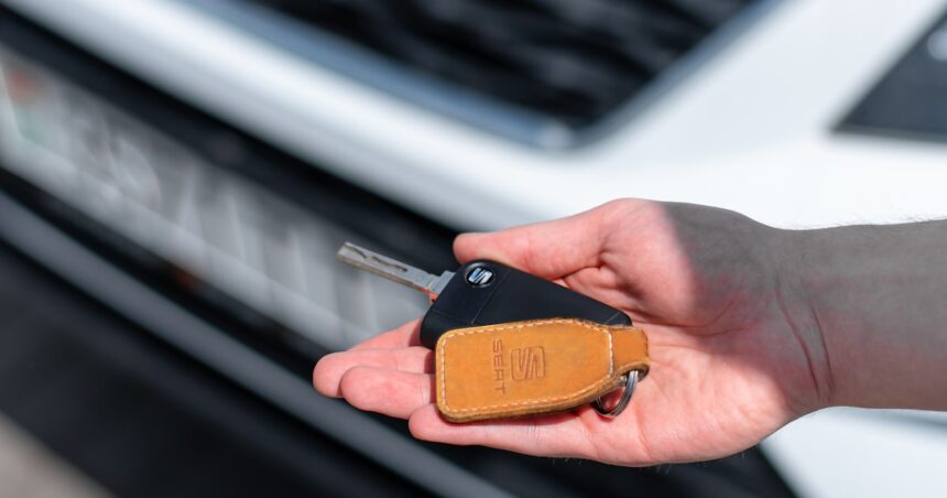 7 Golpes na Compra de Carros Usados em 2026 (e Como se Proteger) Golpes na compra de carros usados - chave de carro sendo entregue