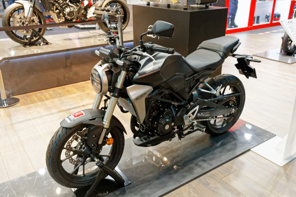 Honda CB 300R no Salão de Paris 2018 naked street