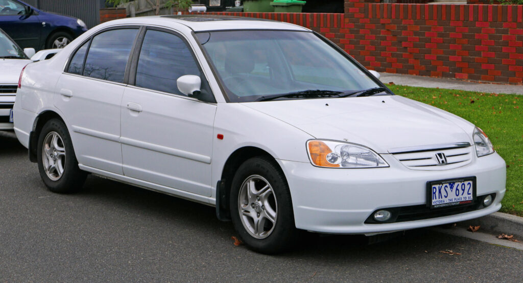 Honda Civic G7 2002 sedã prata vista frontal lateral
