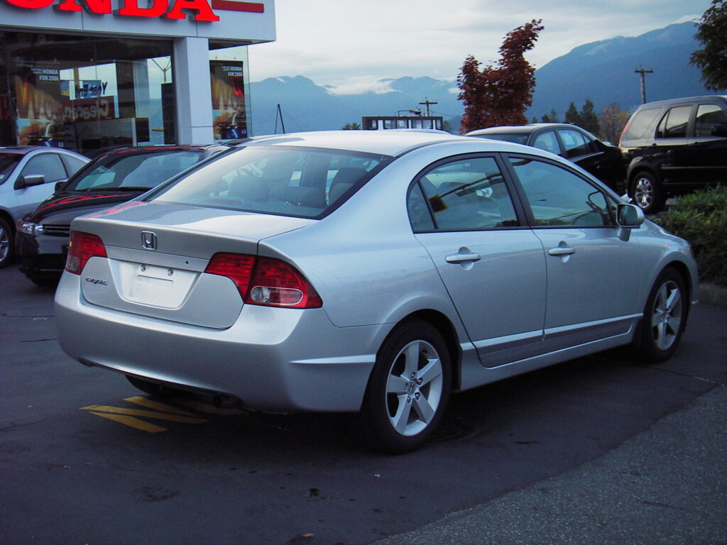 Honda Civic G8 2006 sedã branco vista frontal