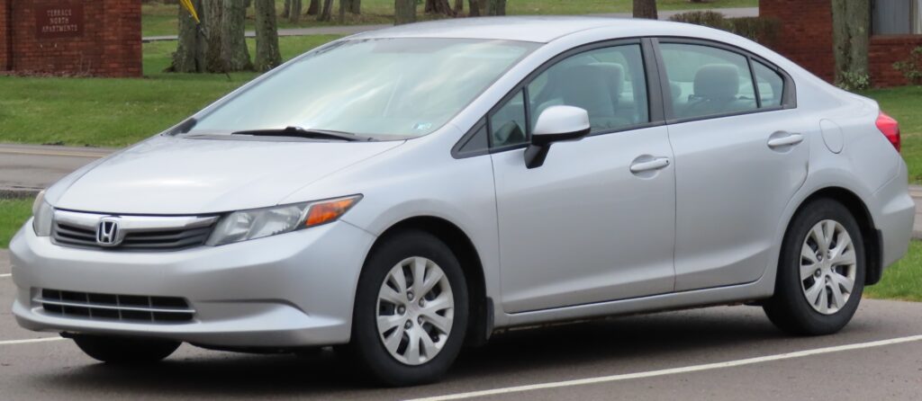 Honda Civic G9 2012 sedã prata vista frontal lateral