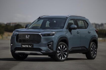 Honda WR-V EXL 2026 vista frontal 3/4, cor prata, em cenário externo