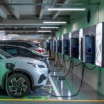 Carro eletrico carregando em eletroposto no Brasil