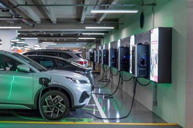 Carro eletrico carregando em eletroposto no Brasil