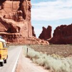 Carro em estrada representando o IPVA 2026 no Ceará