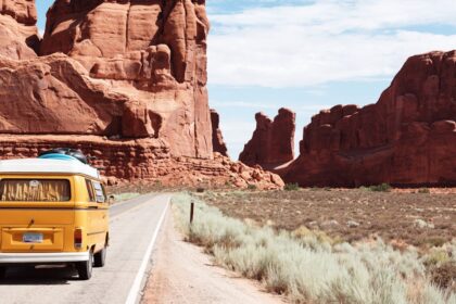 Carro em estrada representando o IPVA 2026 no Ceará