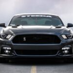 Carro em avenida representando o IPVA 2026 em Goiás