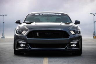 Carro em avenida representando o IPVA 2026 em Goiás