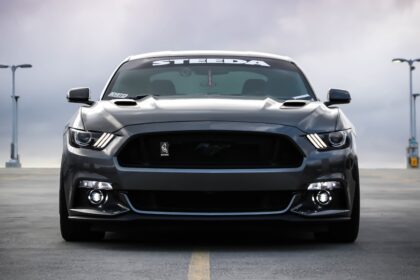 Carro em avenida representando o IPVA 2026 em Goiás