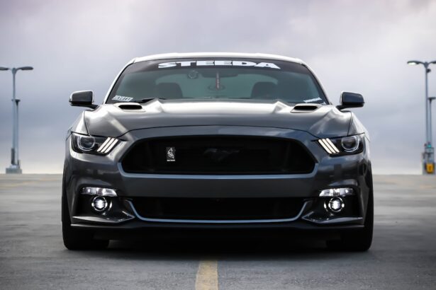 Carro em avenida representando o IPVA 2026 em Goiás