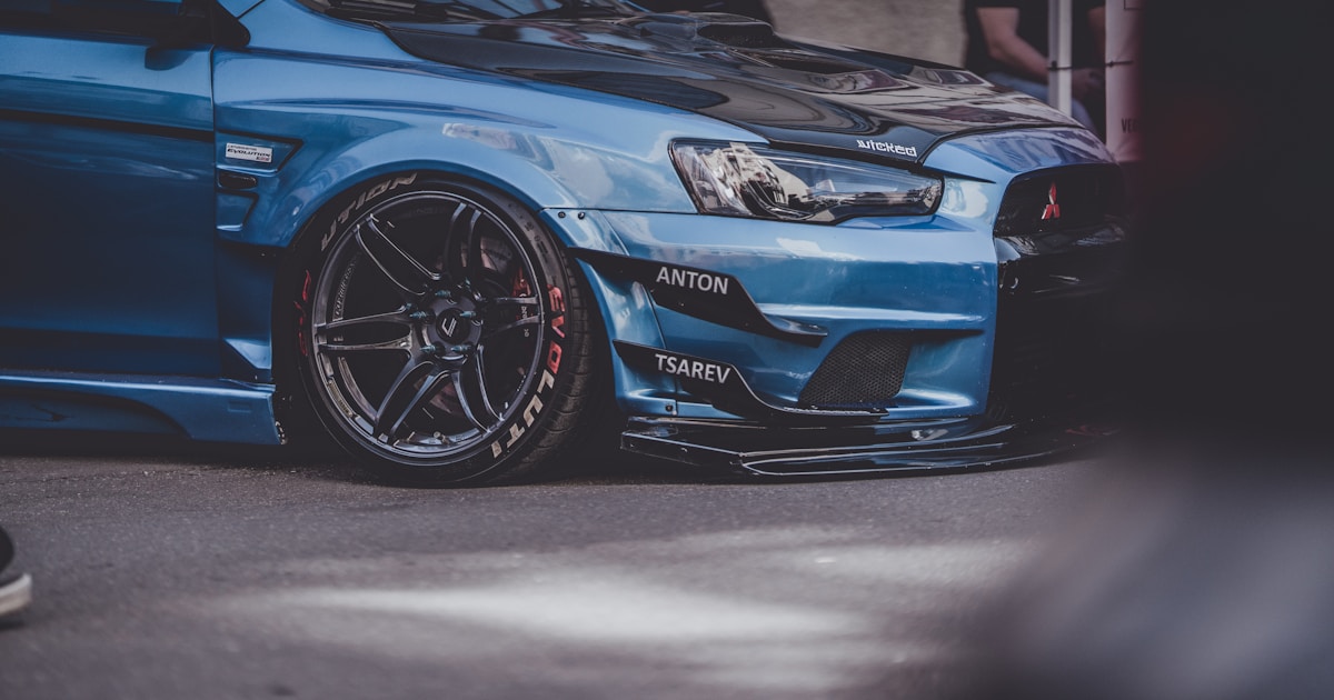 Mitsubishi Lancer Evolution X azul vista lateral esportiva