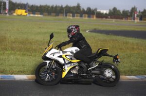 QJ Motor SRK 250 RS: Visual de Superbike por Preço de 250 cc — Vale a Pena? QJ Motor SRK 250 RS vermelha vista lateral esportiva carenada oficial fabricante