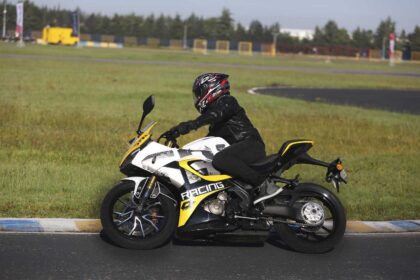 QJ Motor SRK 250 RS vermelha vista lateral esportiva carenada oficial fabricante