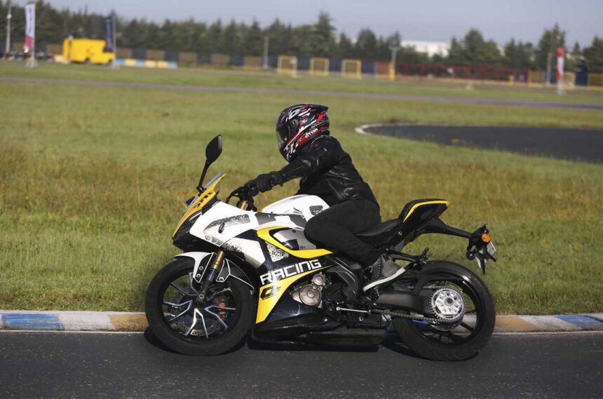 QJ Motor SRK 250 RS vermelha vista lateral esportiva carenada oficial fabricante