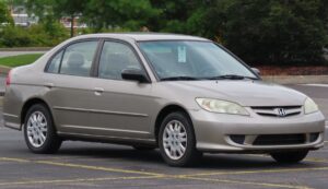 Honda Civic G7 2005 LX sedan prata vista frontal lateral