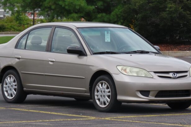 Honda Civic G7 2005 LX sedan prata vista frontal lateral